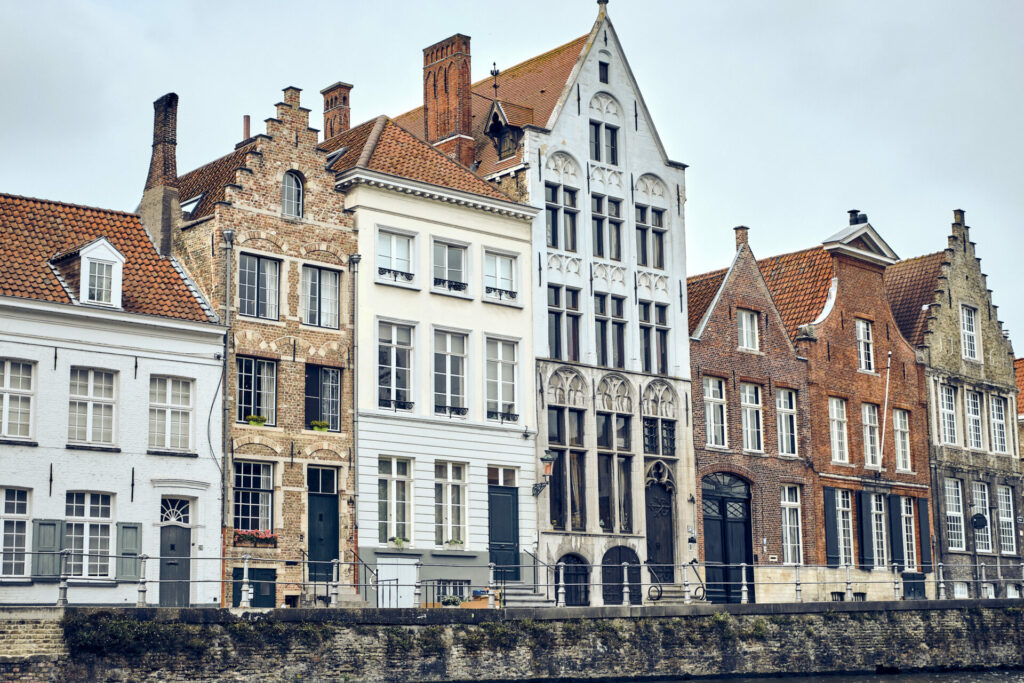 Vue d'une ville belge, aux maisons atypiques